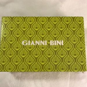 Gorgeous color heels never worn